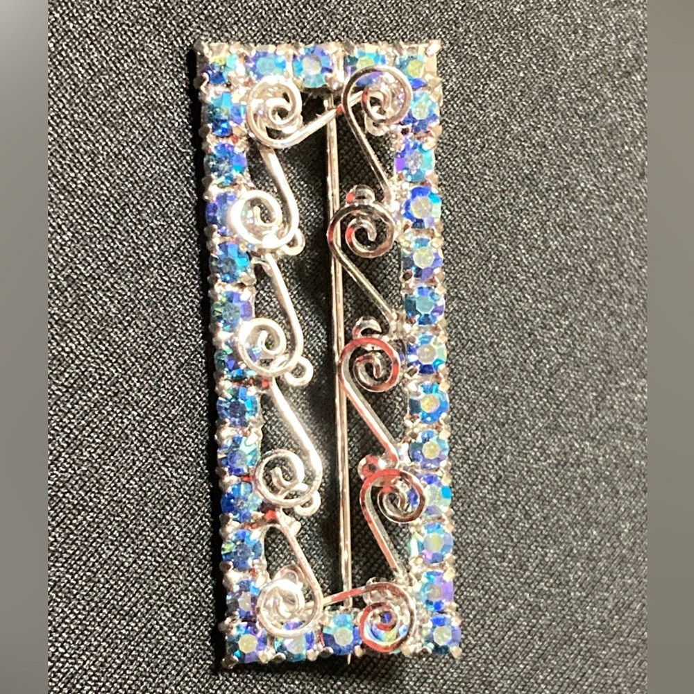 VINTAGE RECTANGULAR SILVER TONE RHINESTONE BROOCH WITH SPIRALS - UNSIGNED - Picture 2 of 10